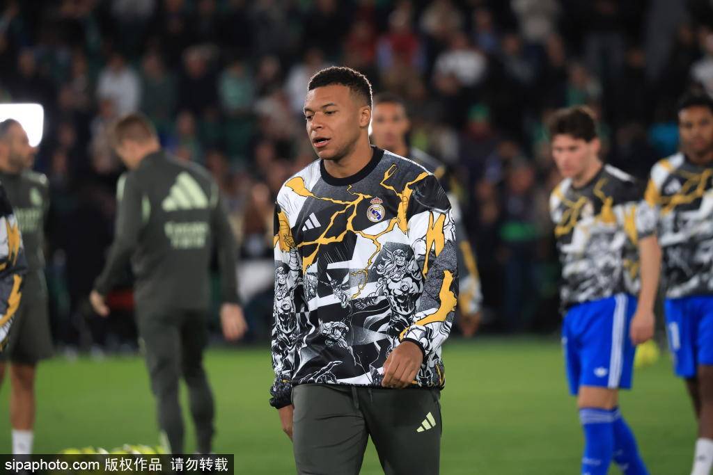 欧冠战术解析：安切洛蒂的‘伪九号’策略如何改变比赛格局？